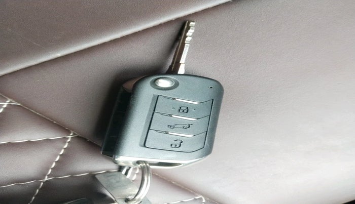 2023 Mahindra XUV300 W6 1.2 PETROL, Petrol, Manual, 22,296 km, interior