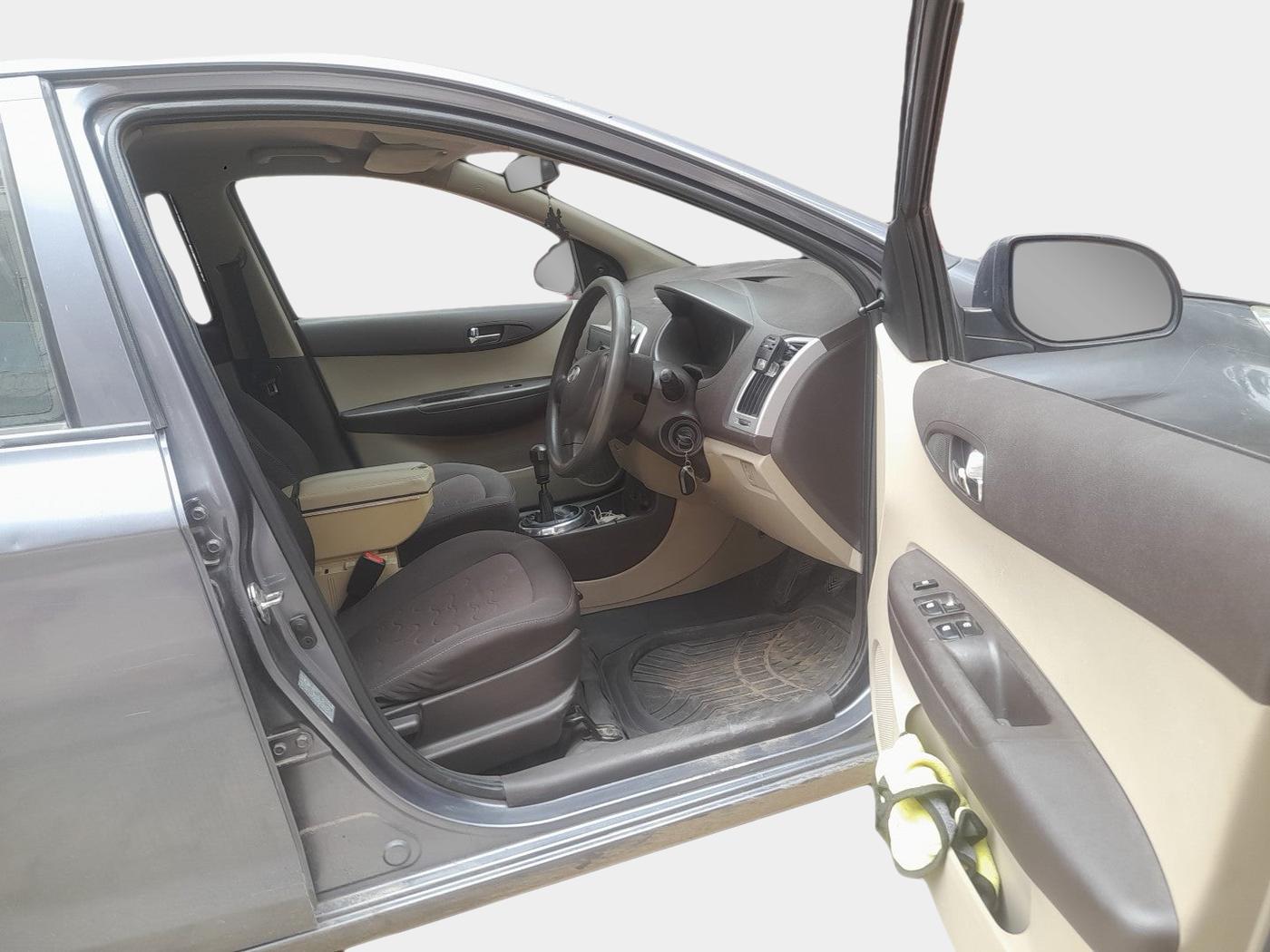 2011 Hyundai i20 MAGNA 1.2, Petrol, Manual, 1,11,415 km, interior