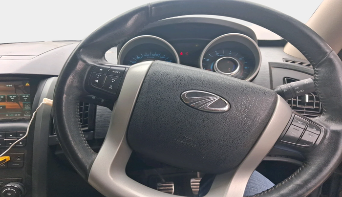 2018 Mahindra XUV500 W10, Diesel, Manual, 1,00,997 km, interior