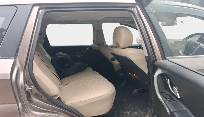 2018 Mahindra XUV500 W10, Diesel, Manual, 1,00,997 km, interior