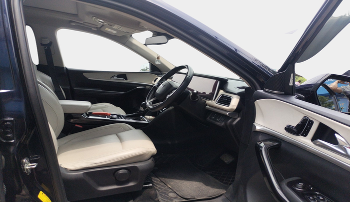 2022 Mahindra XUV700 AX 7 LUXURY D AWD AT 7 STR, Diesel, Automatic, 1,31,508 km, interior
