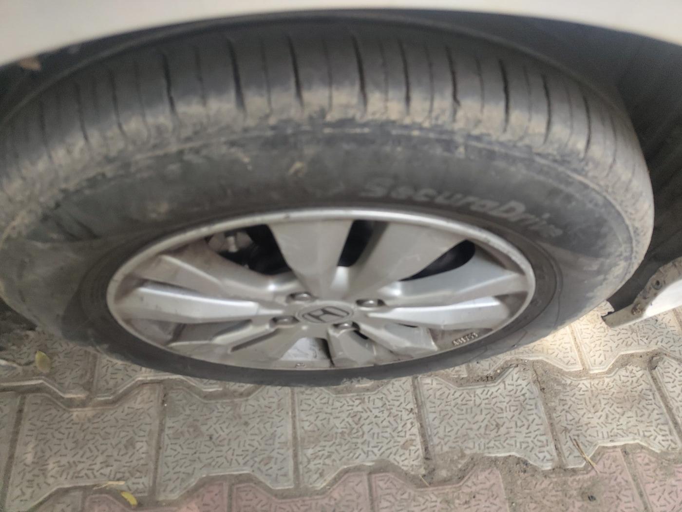 2010 Honda City 1.5L I-VTEC V MT, Petrol, Manual, 1,08,572 km, tyre