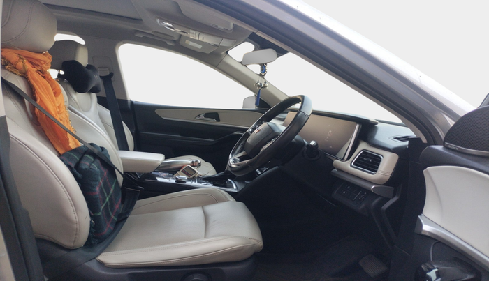 2021 Mahindra XUV700 AX 7 LUXURY P AT 7 STR, Petrol, Automatic, 93,305 km, interior