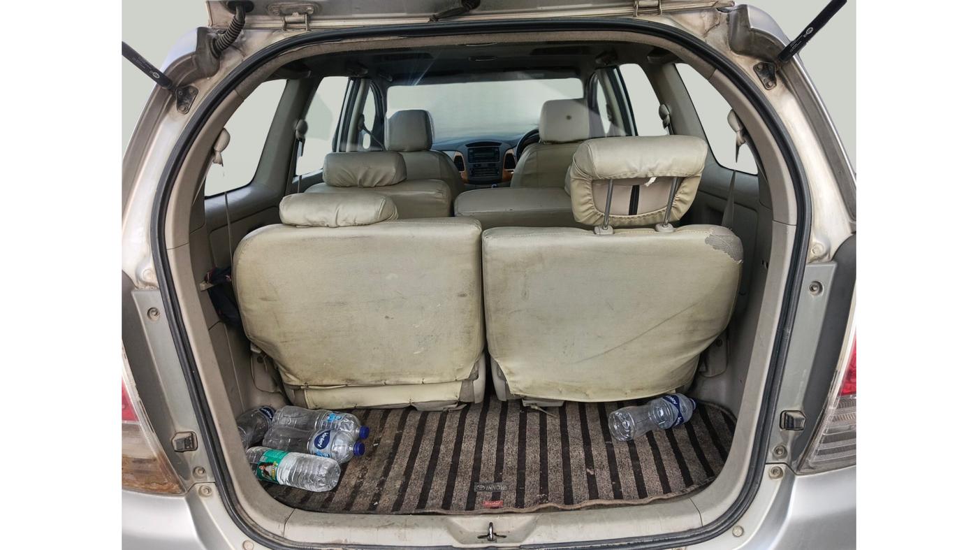 2011 Toyota Innova V 2.5 8 STR, Diesel, Manual, 4,23,264 km, exterior