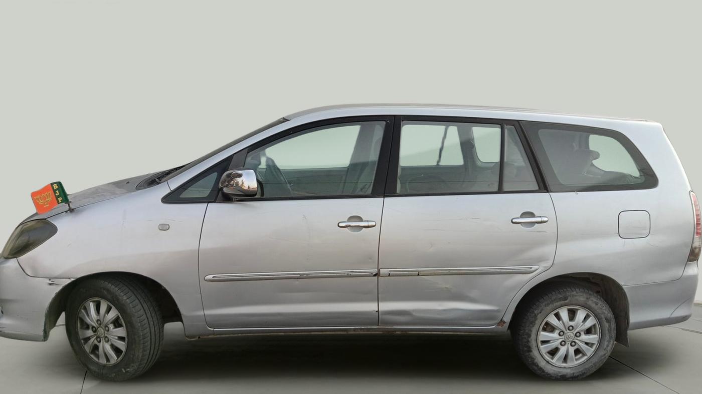 2011 Toyota Innova V 2.5 8 STR, Diesel, Manual, 4,23,264 km, exterior