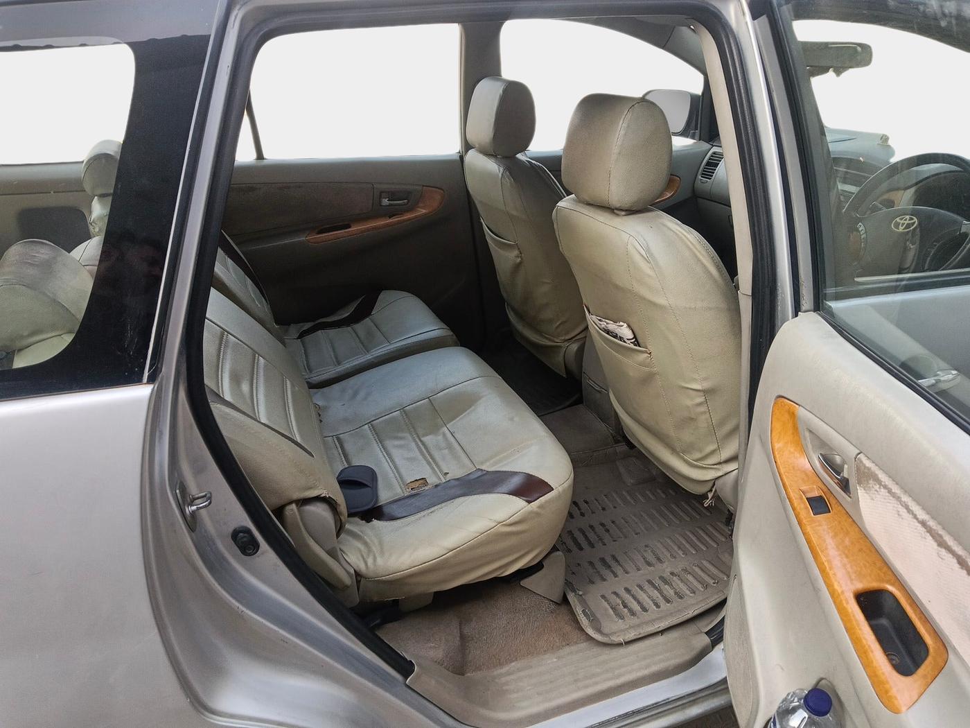 2011 Toyota Innova V 2.5 8 STR, Diesel, Manual, 4,23,264 km, interior
