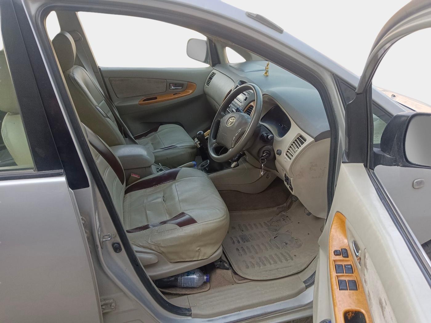2011 Toyota Innova V 2.5 8 STR, Diesel, Manual, 4,23,264 km, interior