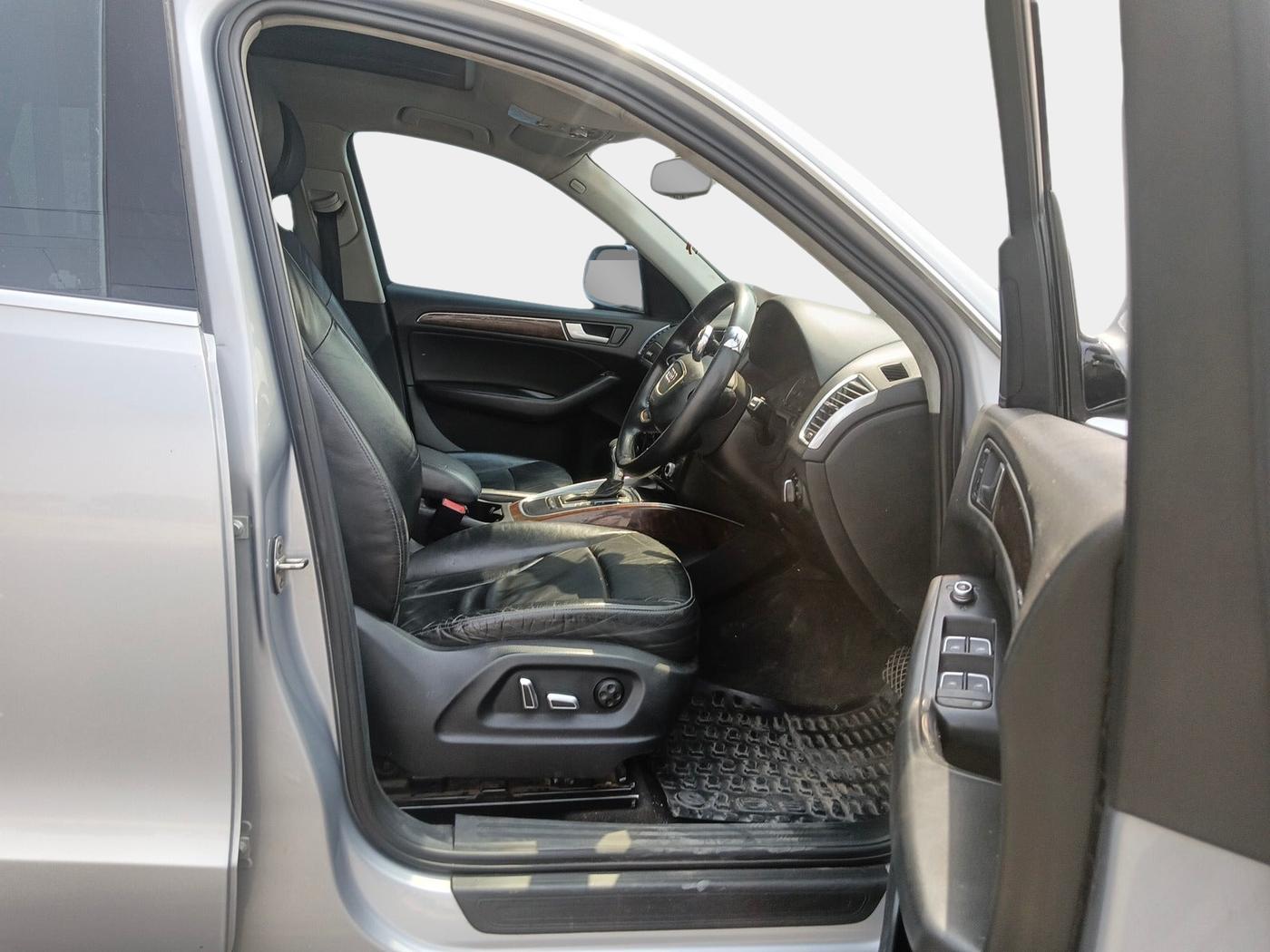 2015 Audi Q5 2.0 TDI PREMIUM PLUS, Diesel, Automatic, 1,36,584 km, interior