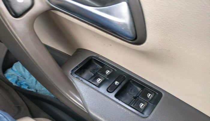 2013 Volkswagen Vento HIGHLINE DIESEL 1.6, Diesel, Manual, 1,37,207 km, interior