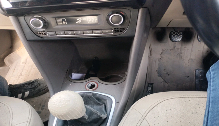 2013 Volkswagen Vento HIGHLINE DIESEL 1.6, Diesel, Manual, 1,37,207 km, interior