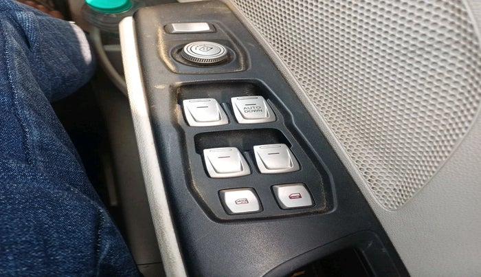 2022 Mahindra XUV300 W6 1.2 PETROL, Petrol, Manual, 24,868 km, interior