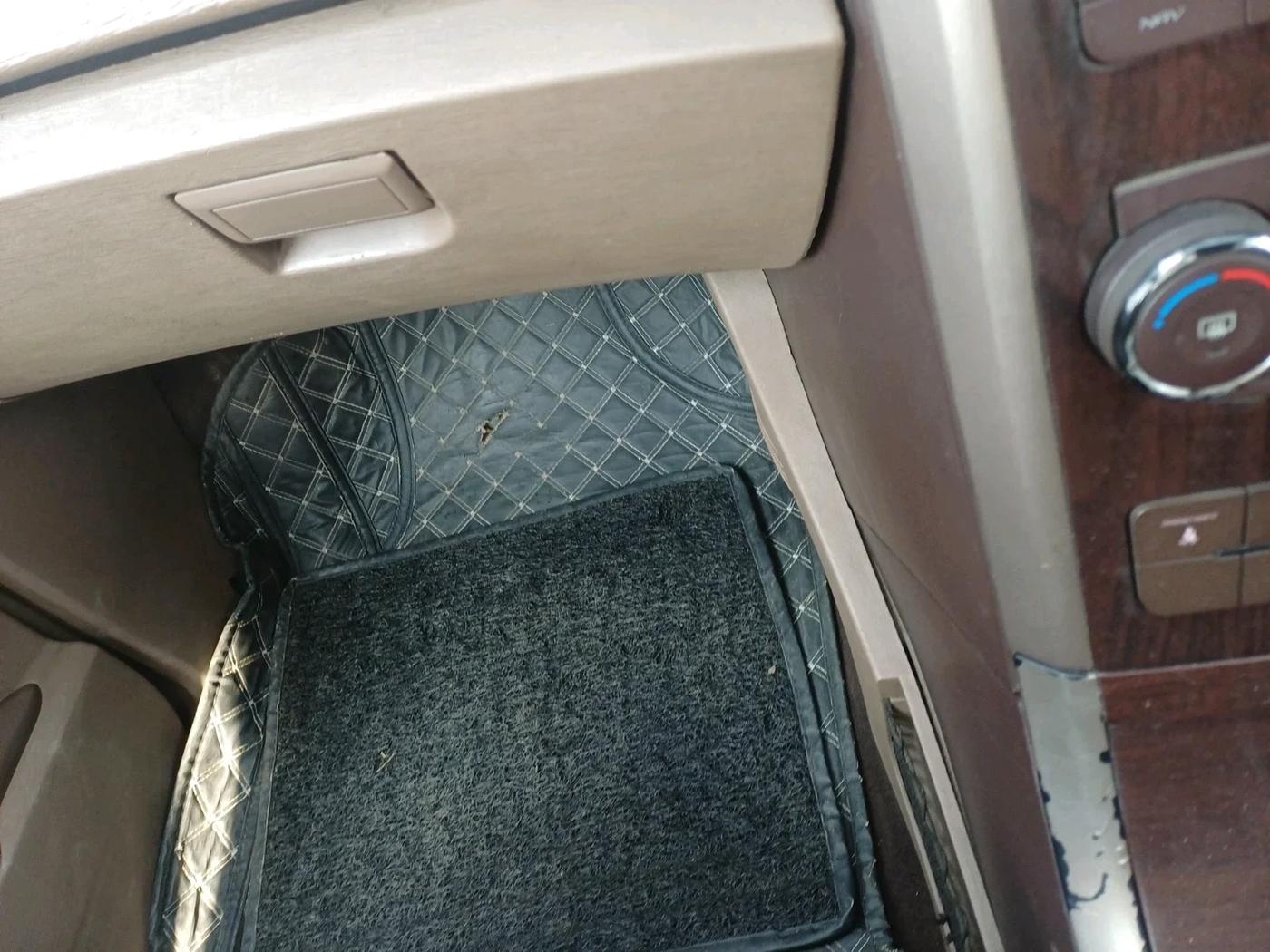 2012 Mahindra XUV500 W8 AWD, Diesel, Manual, 1,61,524 km, interior