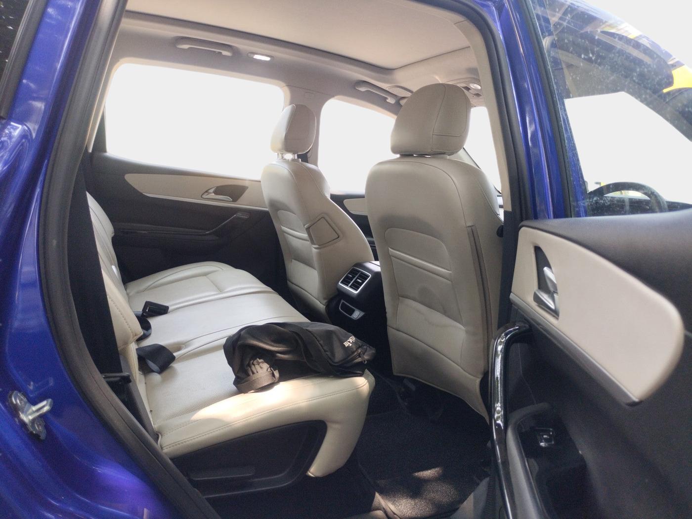 2023 Mahindra XUV700 AX 7 LUXURY P AT 7 STR, Petrol, Automatic, 37,432 km, interior