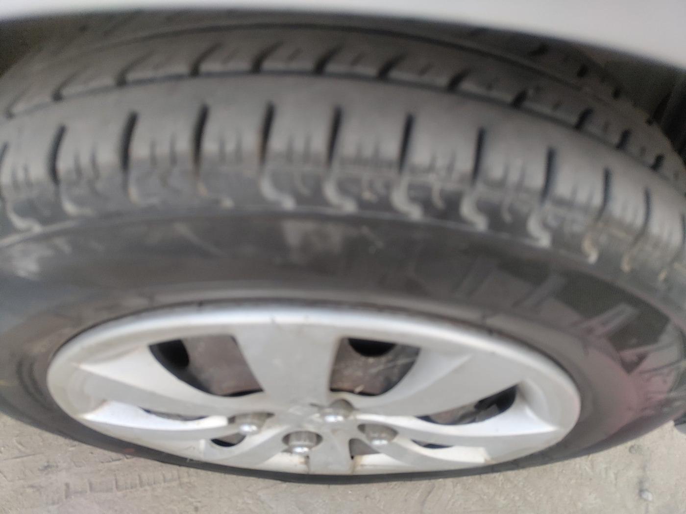 2012 Hyundai Eon SPORTZ, Petrol, Manual, 96,189 km, tyre