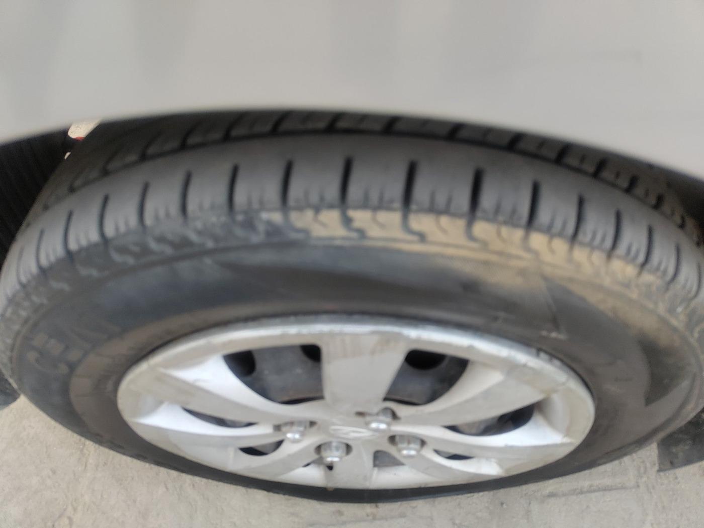 2012 Hyundai Eon SPORTZ, Petrol, Manual, 96,189 km, tyre