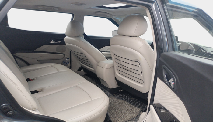 2023 Mahindra XUV300 W8 (O) 1.5 DIESEL, Diesel, Manual, 38,182 km, interior