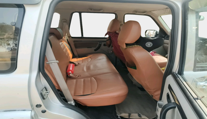 2017 Mahindra Scorpio S4 PLUS 1.99 INTELLI-HYBRID, Diesel, Manual, 75,285 km, interior