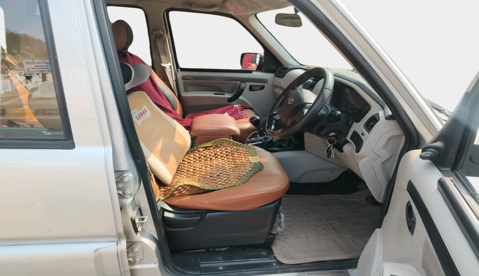 2017 Mahindra Scorpio S4 PLUS 1.99 INTELLI-HYBRID, Diesel, Manual, 75,285 km, interior