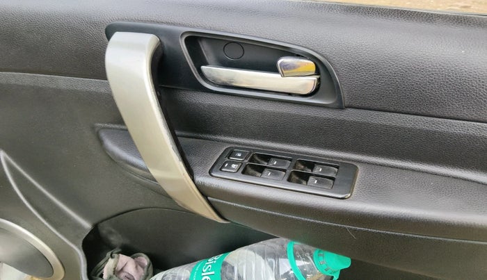 2015 Tata Safari Storme 2.2 EX 4X2, Diesel, Manual, 1,09,403 km, interior