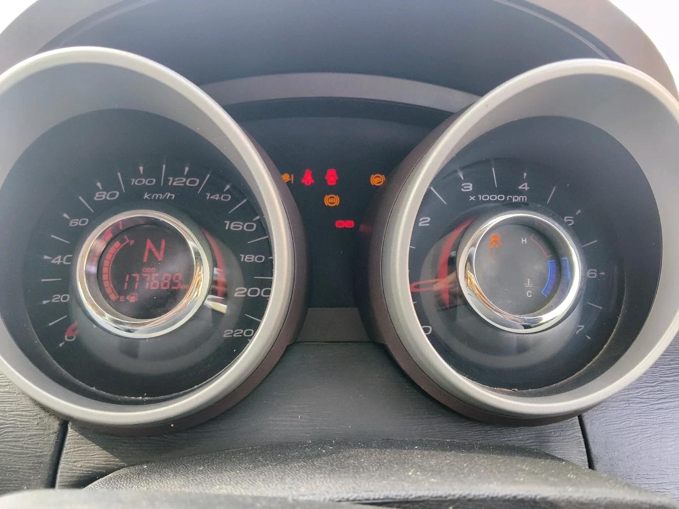 2014 Mahindra XUV500 W8, Diesel, Manual, 1,77,689 km, interior