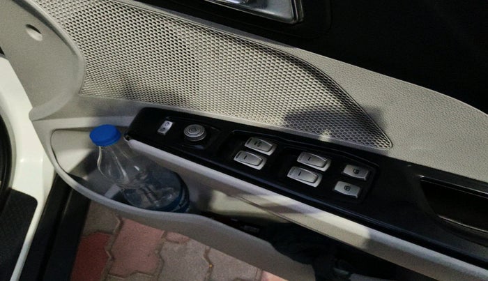 2019 Mahindra XUV300 W8 (O) 1.5 DIESEL AMT, Diesel, Automatic, 94,535 km, interior