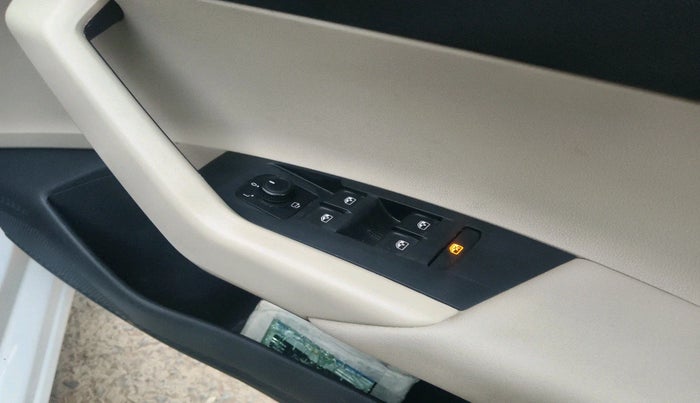 2022 Volkswagen VIRTUS TOPLINE TSI 1.0 AT, Petrol, Automatic, 51,955 km, interior