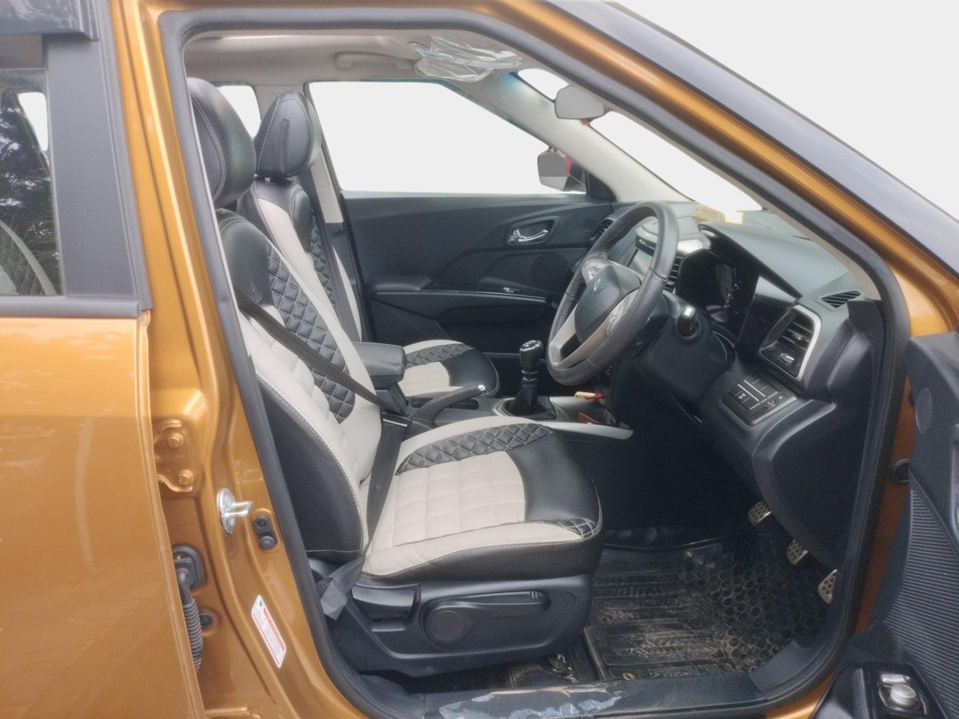 2022 Mahindra XUV300 W8 1.2 PETROL, Petrol, Manual, 25,790 km, interior