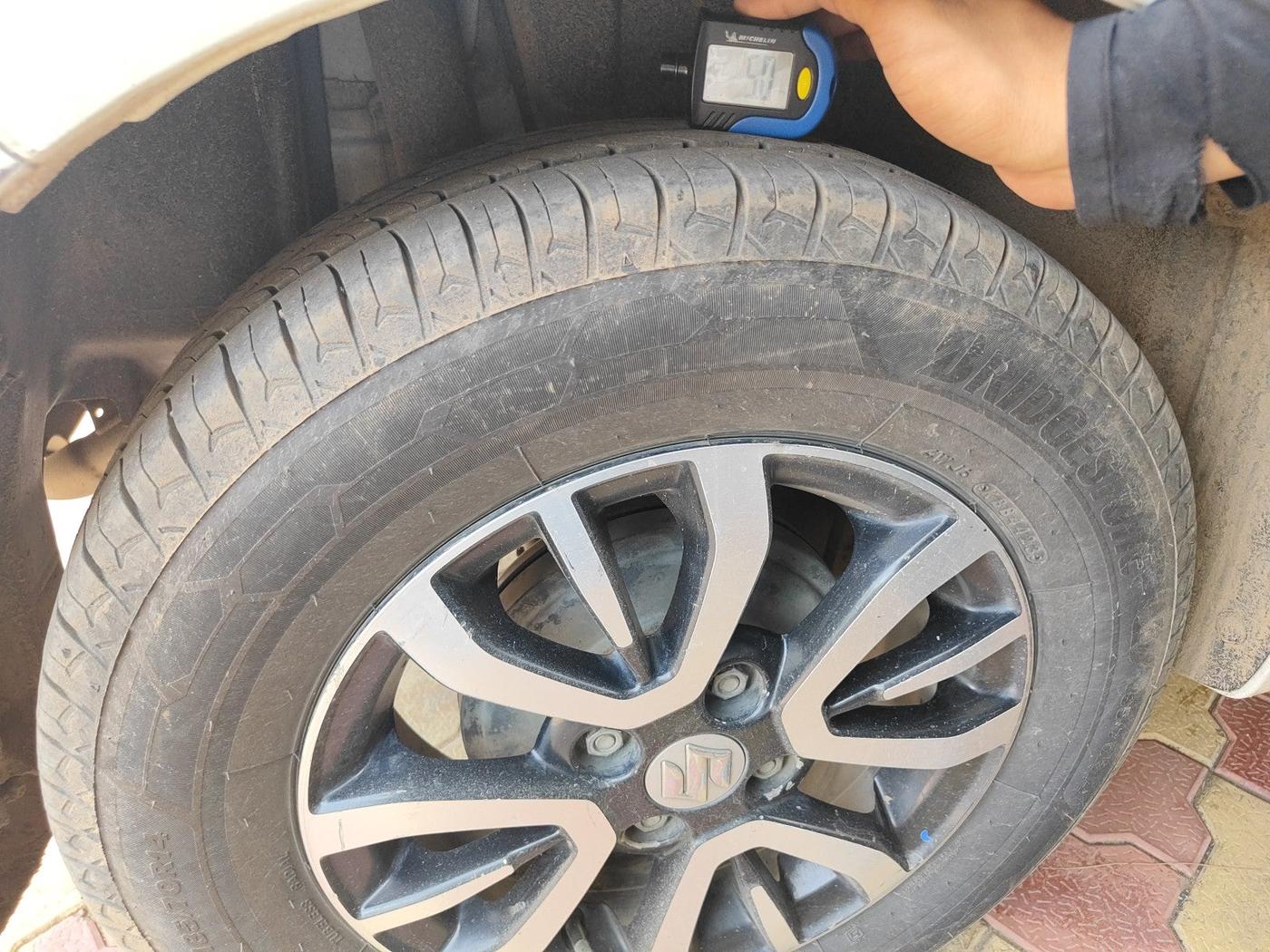 2021 Maruti Swift VXI, Petrol, Manual, 1,75,274 km, tyre