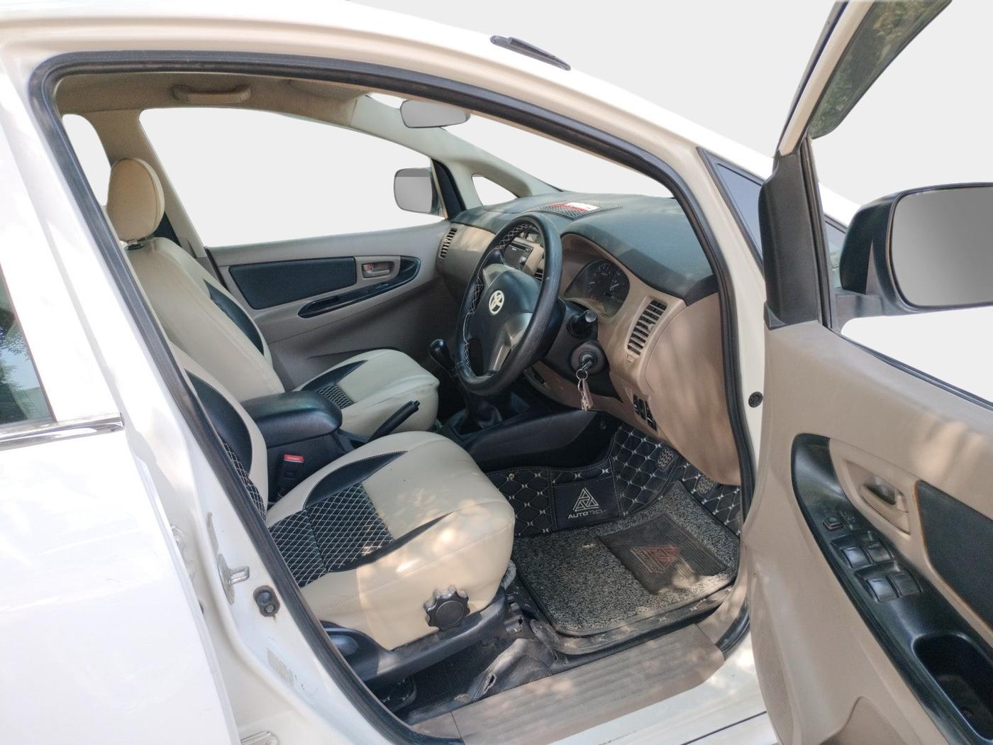 2015 Toyota Innova 2.5 GX 7 STR, Diesel, Manual, 79,210 km, interior