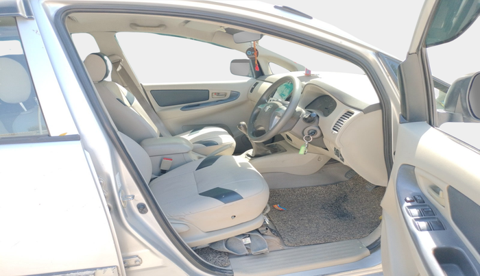 2013 Toyota Innova 2.5 GX 7 STR, Diesel, Manual, 3,82,332 km, interior