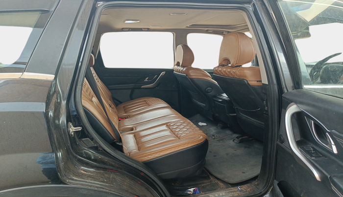 2018 Mahindra XUV500 W11, Diesel, Manual, 1,23,796 km, interior