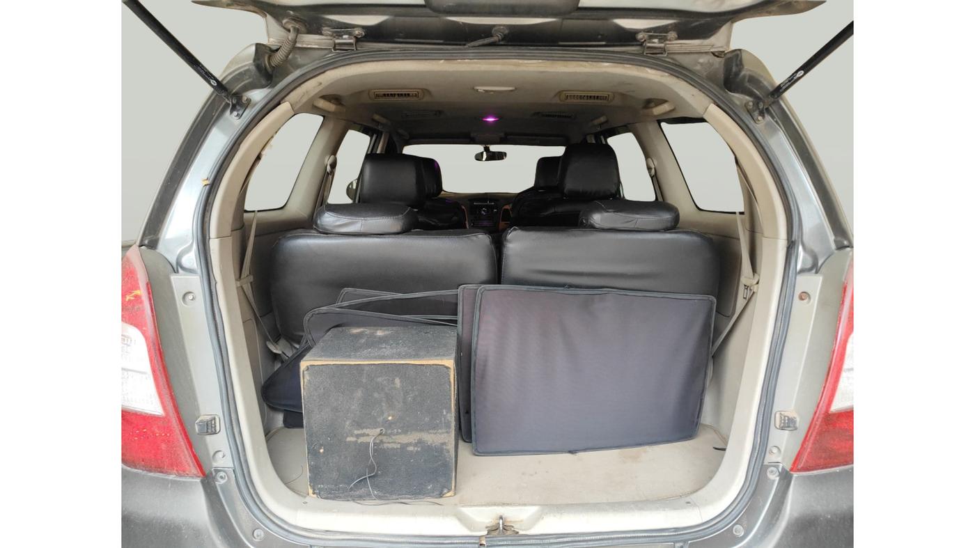 2011 Toyota Innova V 2.5 7 STR, Diesel, Manual, 3,17,681 km, exterior