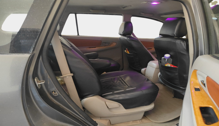 2011 Toyota Innova V 2.5 7 STR, Diesel, Manual, 3,17,681 km, interior