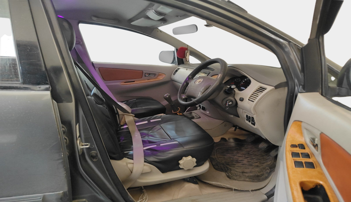 2011 Toyota Innova V 2.5 7 STR, Diesel, Manual, 3,17,681 km, interior