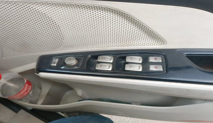 2019 Mahindra XUV300 W8 1.5 DIESEL, Diesel, Manual, 1,73,148 km, interior