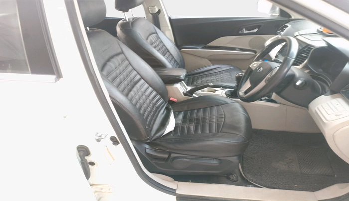 2019 Mahindra XUV300 W8 1.5 DIESEL, Diesel, Manual, 1,73,148 km, interior