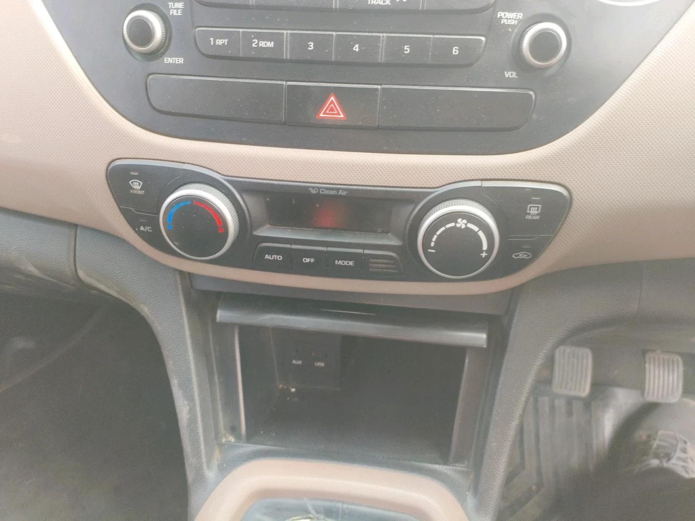 2016 Hyundai Xcent SX 1.2 (O), Petrol, Manual, 1,37,091 km, interior