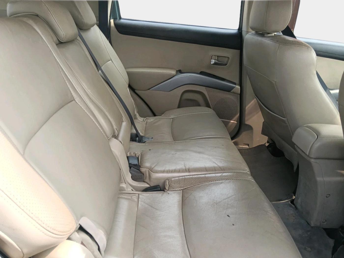 2011 Mitsubishi Outlander 2.4 MIVEC, Petrol, Automatic, 1,46,803 km, interior