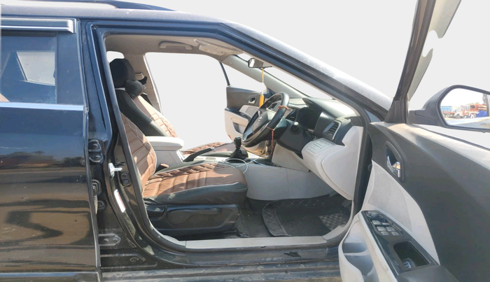 2019 Mahindra XUV300 W8 1.5 DIESEL, Diesel, Manual, 1,42,534 km, interior