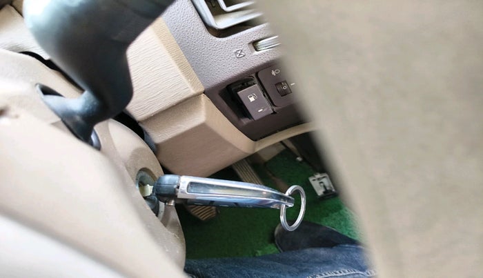 2014 Mahindra XUV500 W6, Diesel, Manual, 3,30,897 km, interior