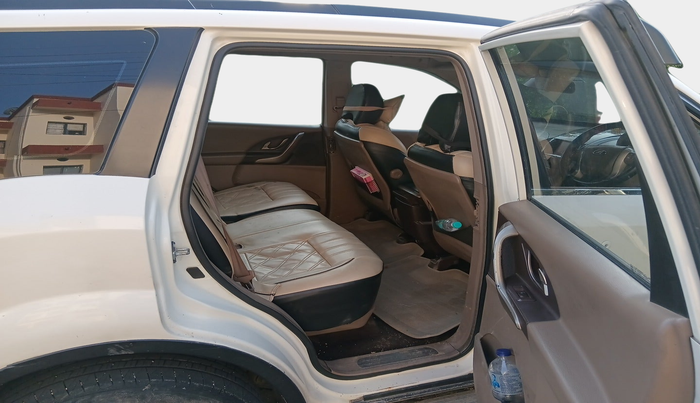 2015 Mahindra XUV500 W8, Diesel, Manual, 1,09,938 km, interior