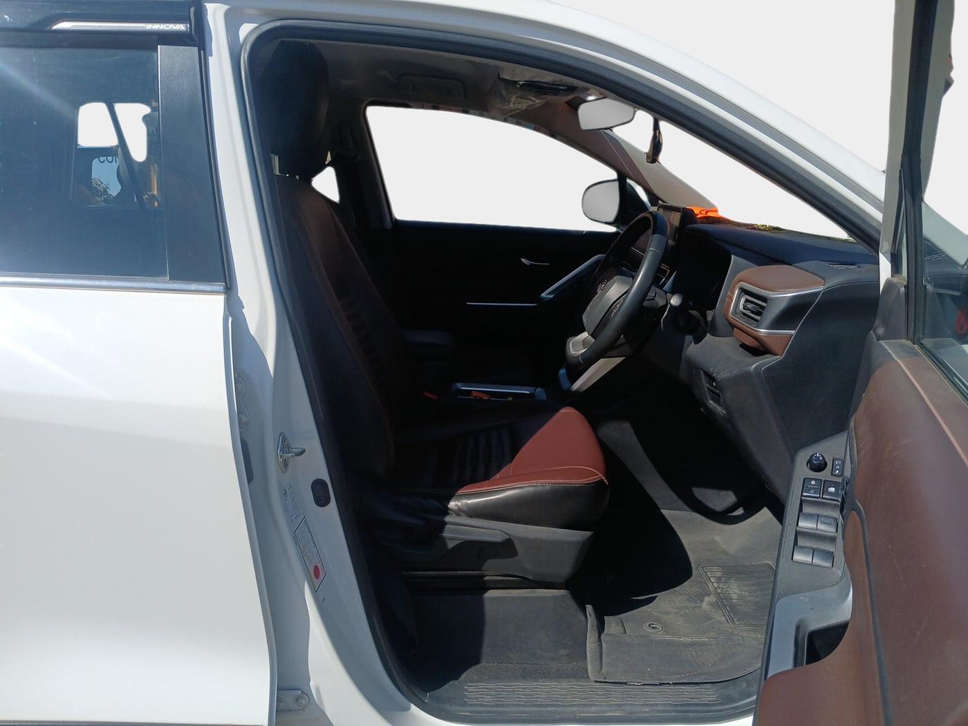 2023 Toyota INNOVA HYCROSS VX HYBRID 8 STR, Hybrid, Automatic, 59,441 km, interior