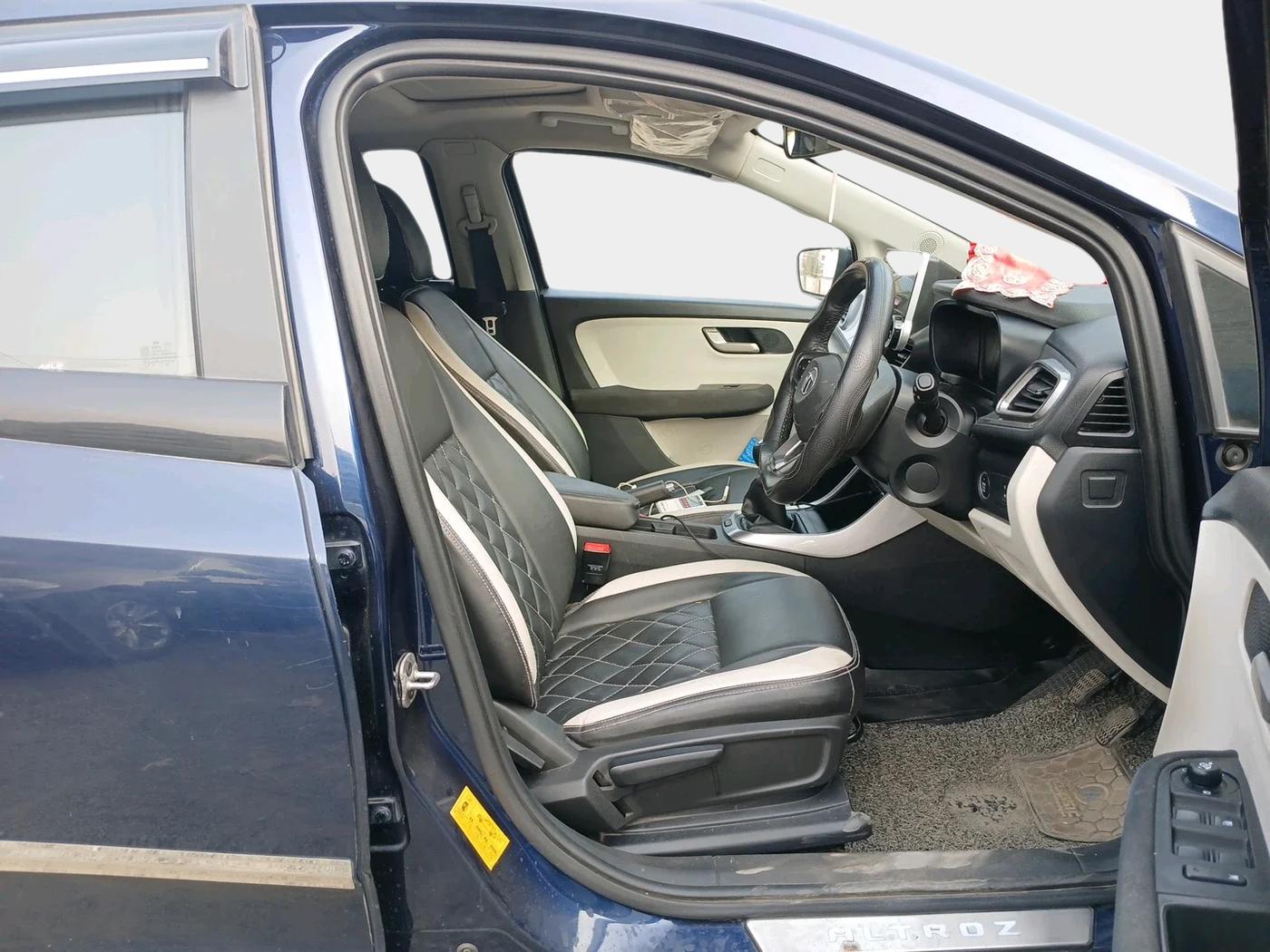 2023 Tata ALTROZ XZ + SUNROOF, Petrol, Manual, 26,413 km, interior