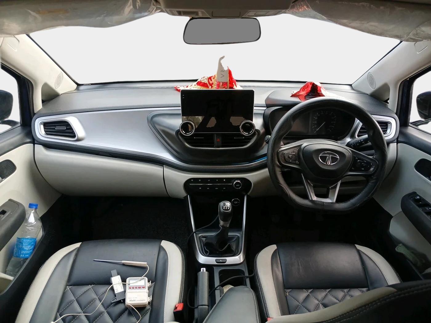 2023 Tata ALTROZ XZ + SUNROOF, Petrol, Manual, 26,413 km, interior