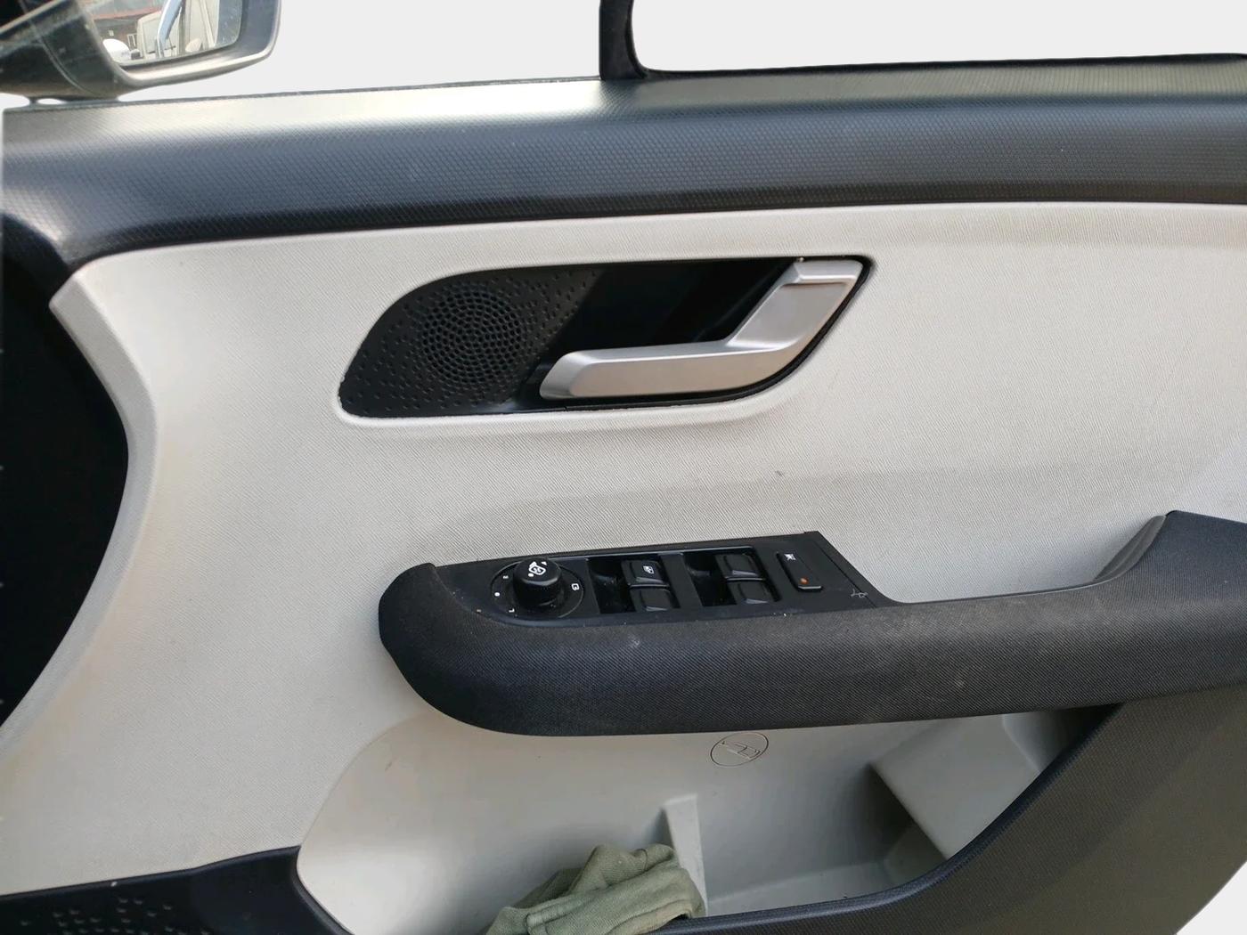 2023 Tata ALTROZ XZ + SUNROOF, Petrol, Manual, 26,413 km, interior
