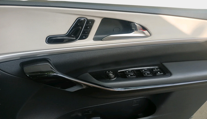 2021 Mahindra XUV700 AX 7 LUXURY D AT 7 STR, Diesel, Automatic, 41,552 km, interior