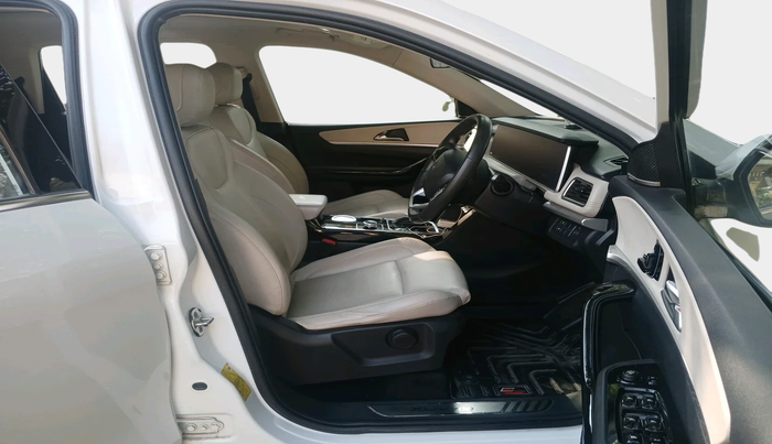 2021 Mahindra XUV700 AX 7 LUXURY D AT 7 STR, Diesel, Automatic, 41,552 km, interior