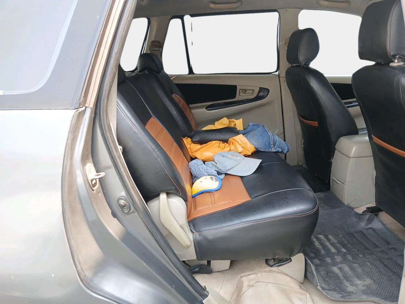 2011 Toyota Innova 2.5 G4 8 STR, Diesel, Manual, 2,68,600 km, interior