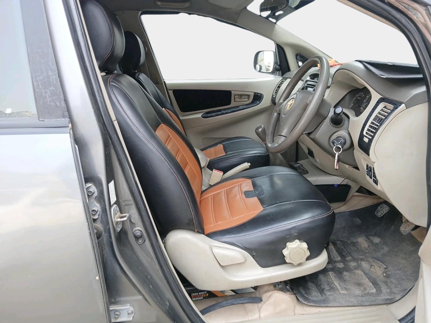 2011 Toyota Innova 2.5 G4 8 STR, Diesel, Manual, 2,68,600 km, interior