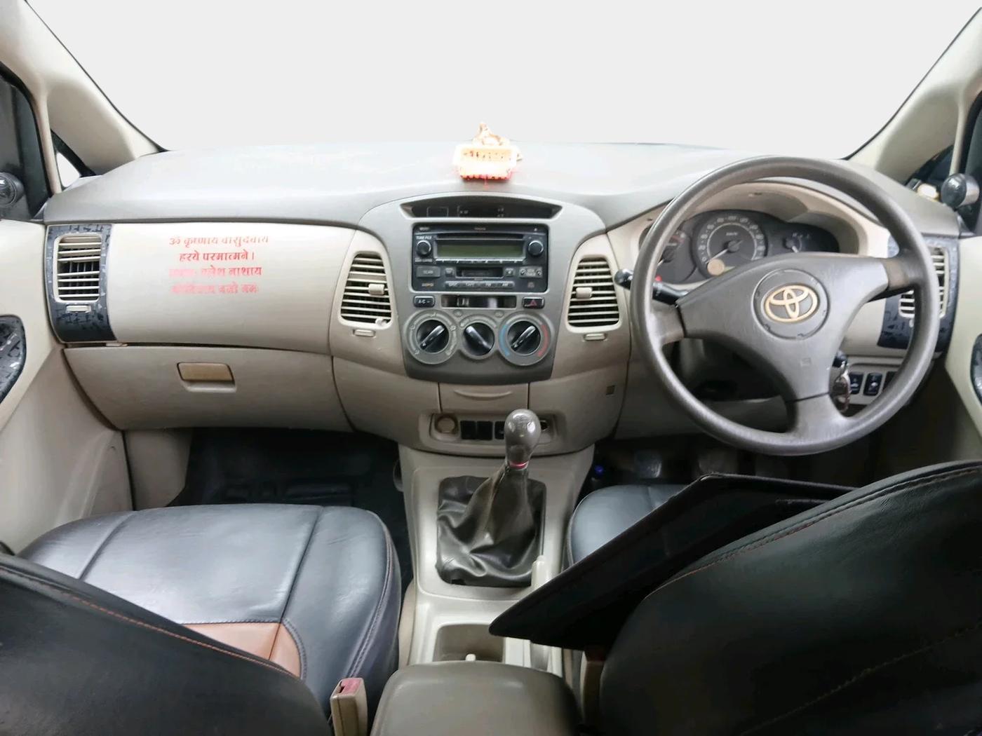 2011 Toyota Innova 2.5 G4 8 STR, Diesel, Manual, 2,68,600 km, interior